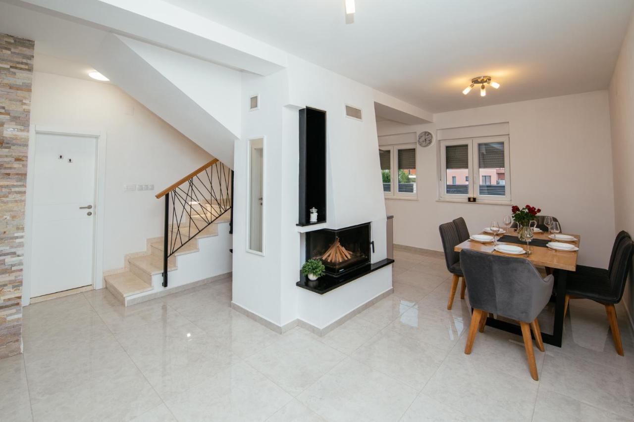 Villa Family House Moja Jube Oklaj Exterior foto