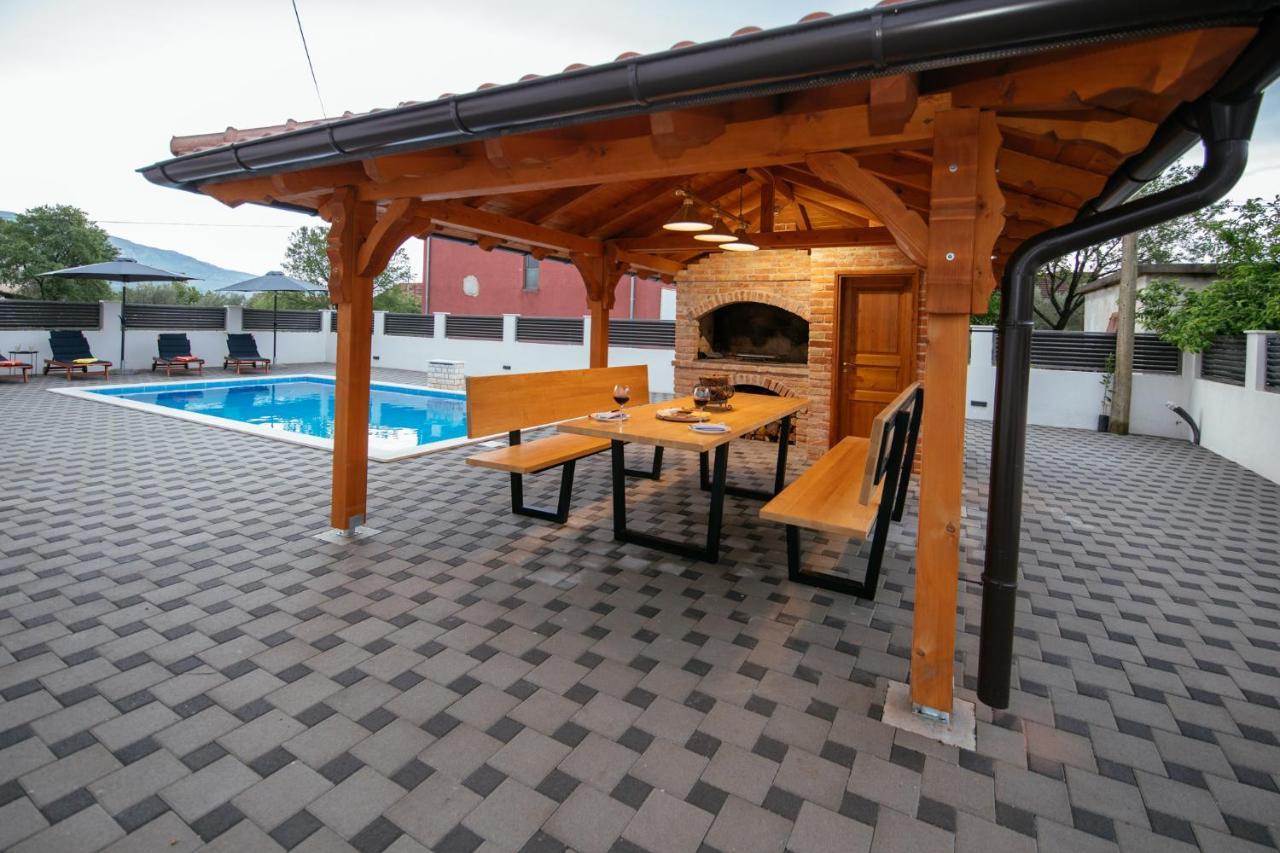 Villa Family House Moja Jube Oklaj Exterior foto